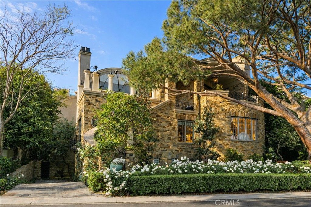 Photo of 15 Smithcliffs Rd, Laguna Beach, CA 92651 (MLS # NP26084813)