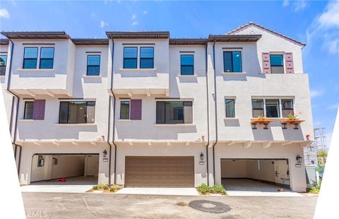 Photo of 150 Bridle Drive, Burbank, CA 91506 (MLS # IV25118600)