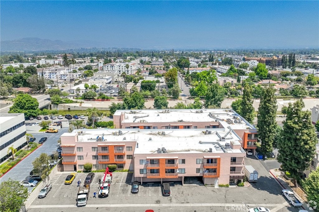 Bright, Modern, and Perfectly Located in Warner Park! Step into your serene second-floor retreat. A sun-drenched, stylishly updated 1-bedroom with 619 sq ft of smartly designed space. This quiet, move-in-ready unit features brand new flooring, central HVAC, and a bright, open layout ideal for relaxing. Enjoy the convenience of two tandem parking spots, community laundry, and an elevator-equipped building. Take a dip in the beautiful pool and spa, and rest easy knowing the HOA covers water, trash, and earthquake insurance. All this in a prime Warner Park location, just minutes from Topanga Social, STK, Westfield Mall, The Village, and easy access to public transport and freeways.
Don’t miss your chance to own in one of Woodland Hills' most desirable neighborhoods!