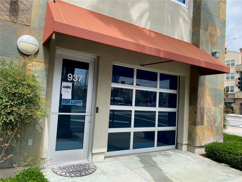 Tri-Level Loft for Live & Work: located right across from Santa Ana Regional Train Station & Bus terminal.
At the corner of Santa Ana Blvd & Santiago St. Great exposure to commercial purposes.
The OCTA's, Orange County Transportation Authority, Light Rail Projects for the Electric Street Car connecting Garden Grove and Santa Ana scheduled to complete in mid 2025, according to OCTA news. The projects started in 2018!
When the light rail operates, the areas will be a major transportation hub and the loft will sit right in the middle of the transportation thoroughfare!
The loft's Street level/First level has great exposure for foot traffic and ideal for retail, office, gallery and many other commercial opportunities.
Residents live on the second and third floors.
Freshly painted entire interior.