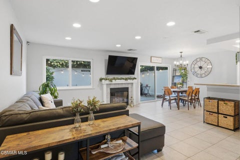 Photo of 228 Hill Ranch Drive, Thousand Oaks, CA 91362 (MLS # 226003600)