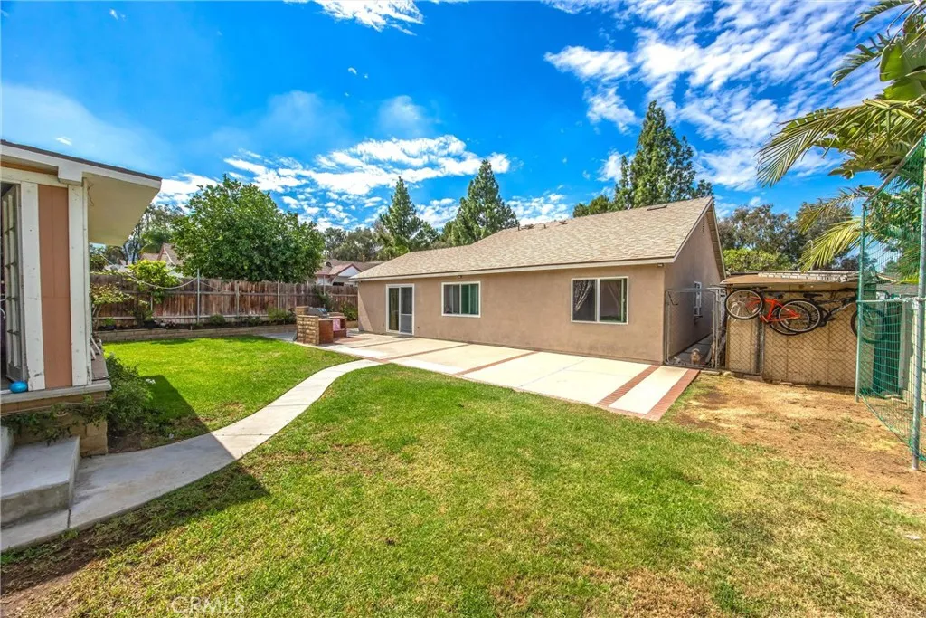 Corona, California 92882, United States, 4 Bedrooms Bedrooms, ,2 BathroomsBathrooms,Residential,Pending,213775