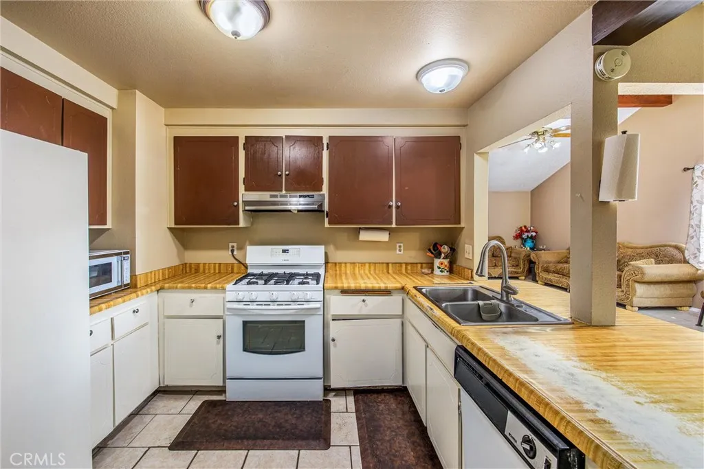 Corona, California 92882, United States, 4 Bedrooms Bedrooms, ,2 BathroomsBathrooms,Residential,Pending,213775