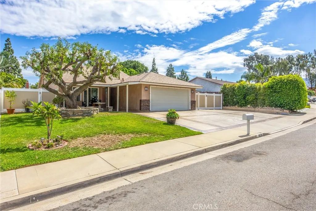 Corona, California 92882, United States, 4 Bedrooms Bedrooms, ,2 BathroomsBathrooms,Residential,Pending,213775