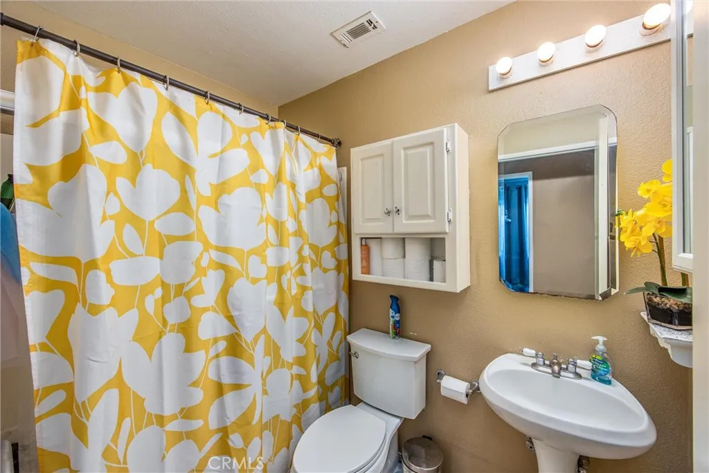 Corona, California 92882, United States, 4 Bedrooms Bedrooms, ,2 BathroomsBathrooms,Residential,Pending,213775