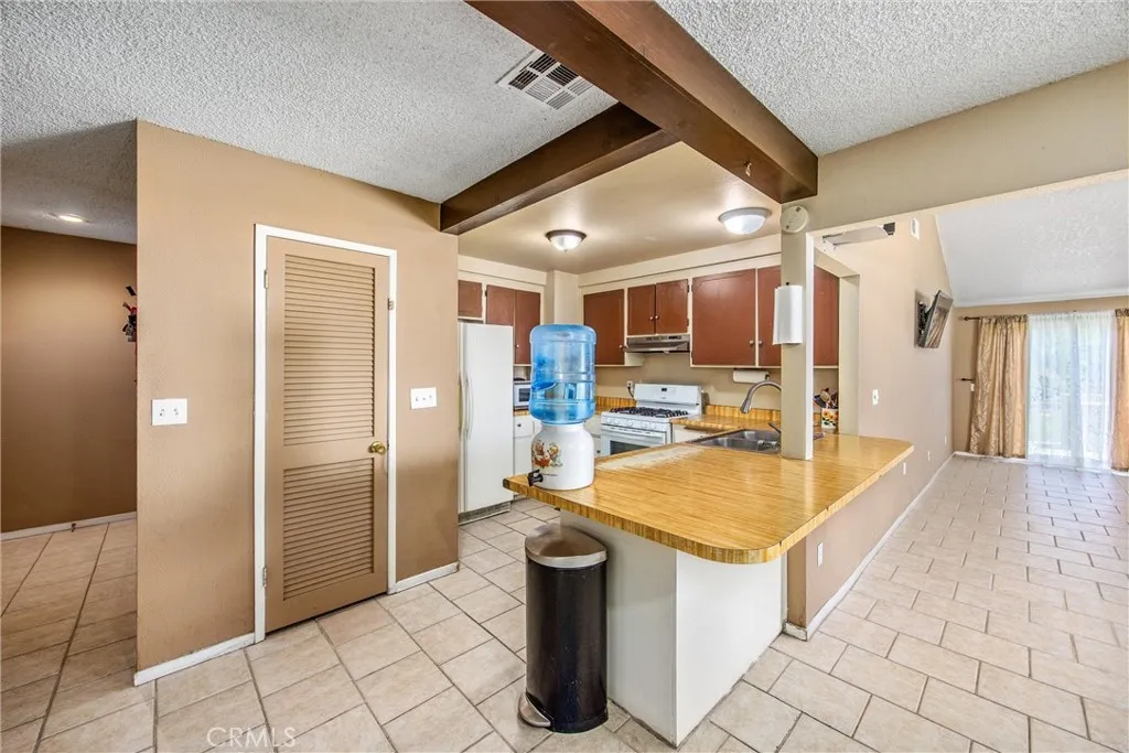 Corona, California 92882, United States, 4 Bedrooms Bedrooms, ,2 BathroomsBathrooms,Residential,Pending,213775