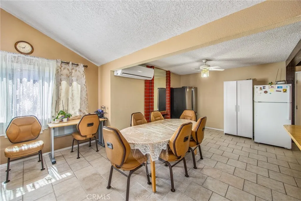 Corona, California 92882, United States, 4 Bedrooms Bedrooms, ,2 BathroomsBathrooms,Residential,Pending,213775