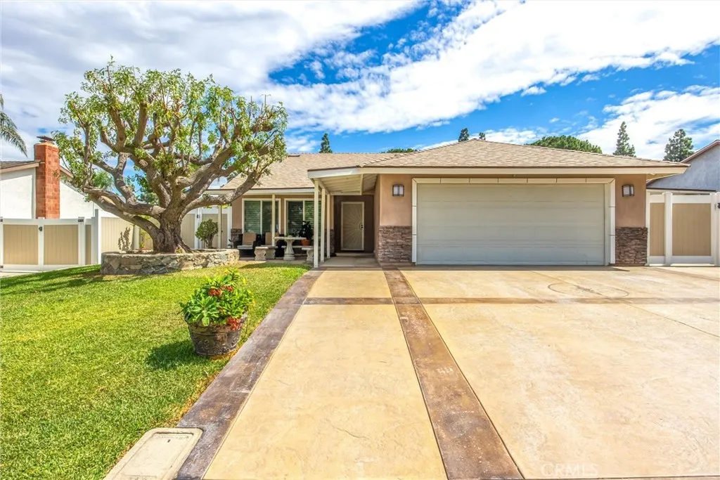 Corona, California 92882, United States, 4 Bedrooms Bedrooms, ,2 BathroomsBathrooms,Residential,Pending,213775