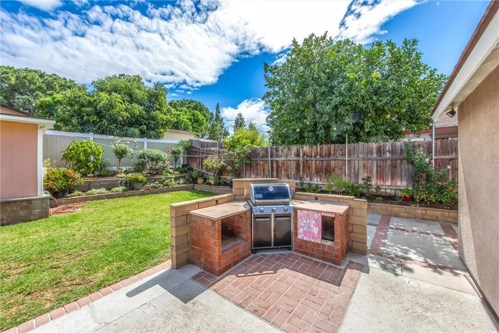 Corona, California 92882, United States, 4 Bedrooms Bedrooms, ,2 BathroomsBathrooms,Residential,Pending,213775