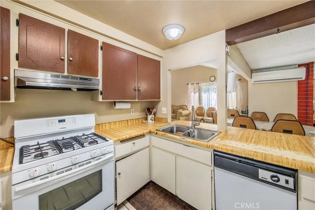 Corona, California 92882, United States, 4 Bedrooms Bedrooms, ,2 BathroomsBathrooms,Residential,Pending,213775