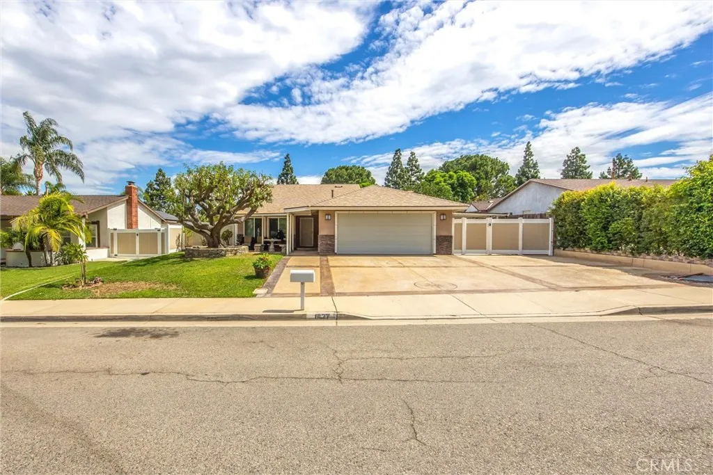 Corona, California 92882, United States, 4 Bedrooms Bedrooms, ,2 BathroomsBathrooms,Residential,Pending,213775