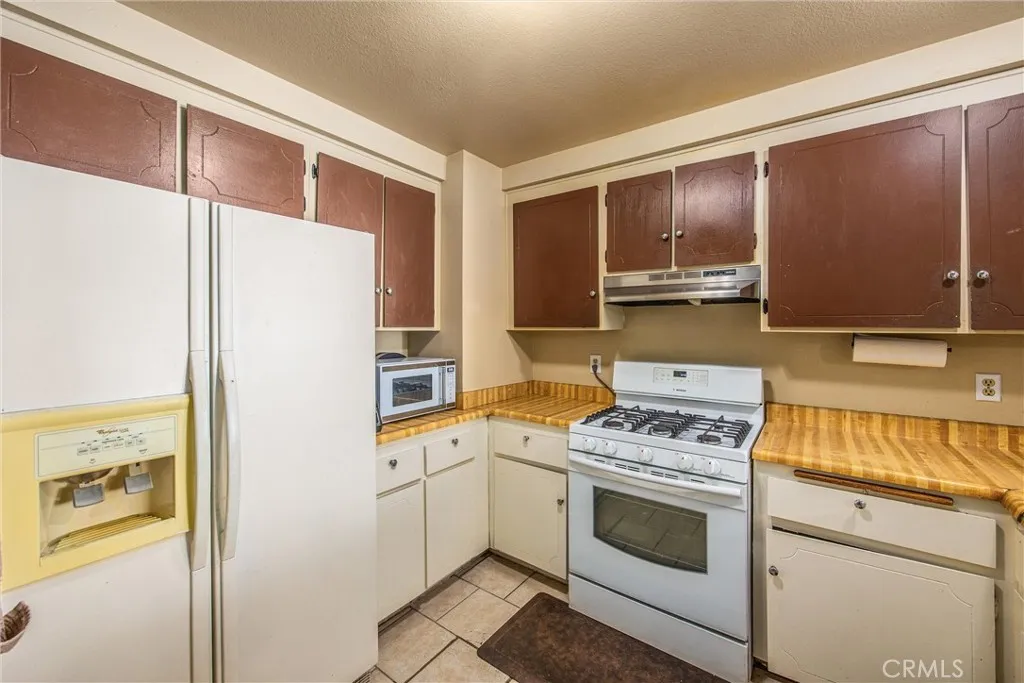 Corona, California 92882, United States, 4 Bedrooms Bedrooms, ,2 BathroomsBathrooms,Residential,Pending,213775