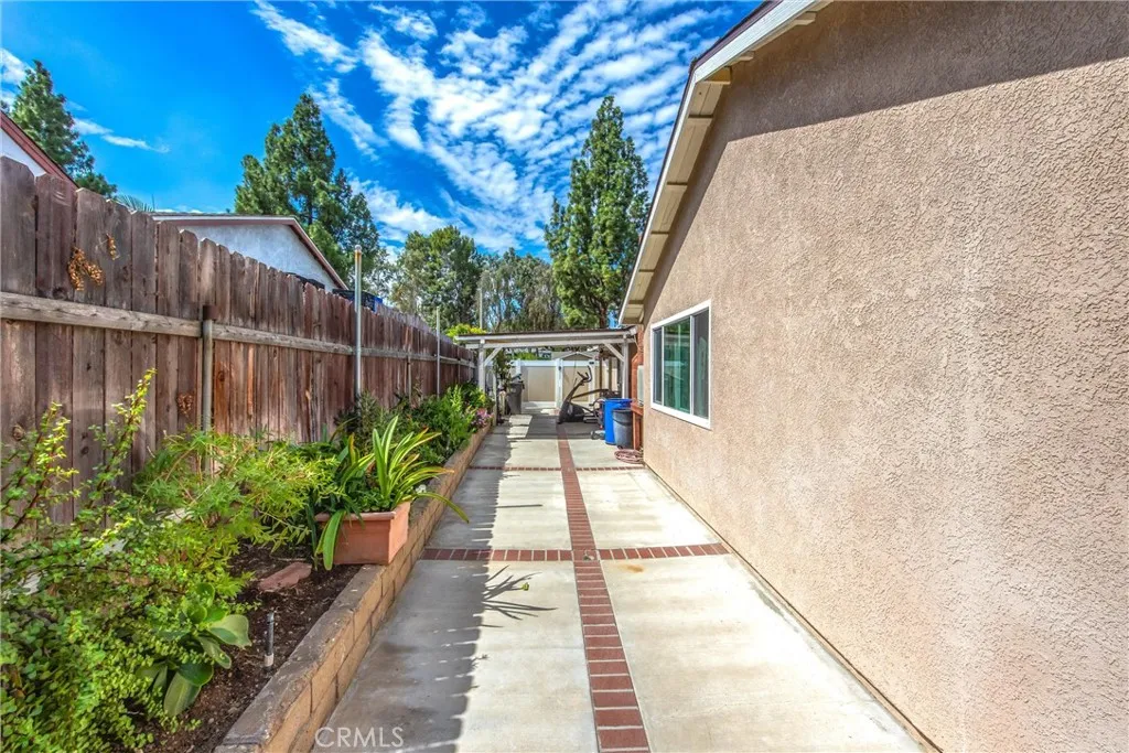 Corona, California 92882, United States, 4 Bedrooms Bedrooms, ,2 BathroomsBathrooms,Residential,Pending,213775