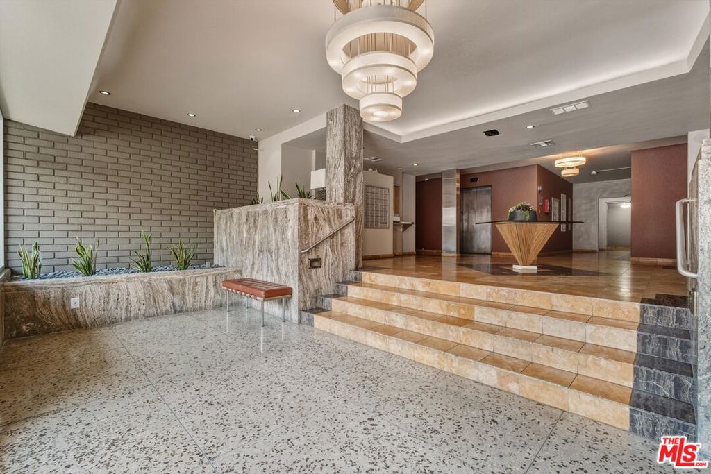 531 N Rossmore Avenue 301, Los Angeles CA 90004