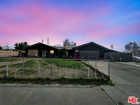 Photo of 1129 Greenwood Drive, Bakersfield, CA 93306 (MLS # 26660413)