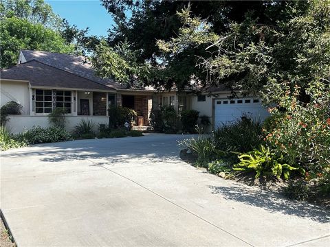Photo of 4942 Odessa Ave, Encino, CA 91436 (MLS # SR26095993)