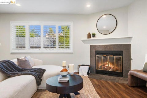 Photo of 163 N Parkwood AVE AVE #APT 3, Pasadena, CA 91107 (MLS # 41149283)
