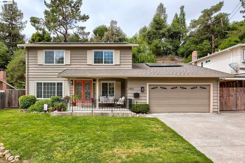 Photo of 5800 Cold Water Dr Dr, Castro Valley, CA 94552 (MLS # 41131017)