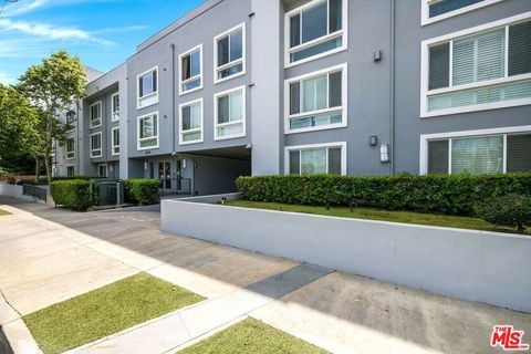 Photo of 10878 Bloomfield Street #406, Toluca Lake, CA 91602 (MLS # 26682835)