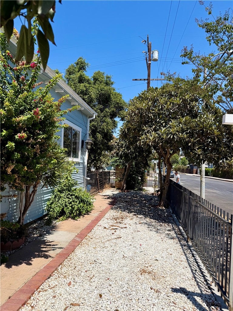 305 S Mott