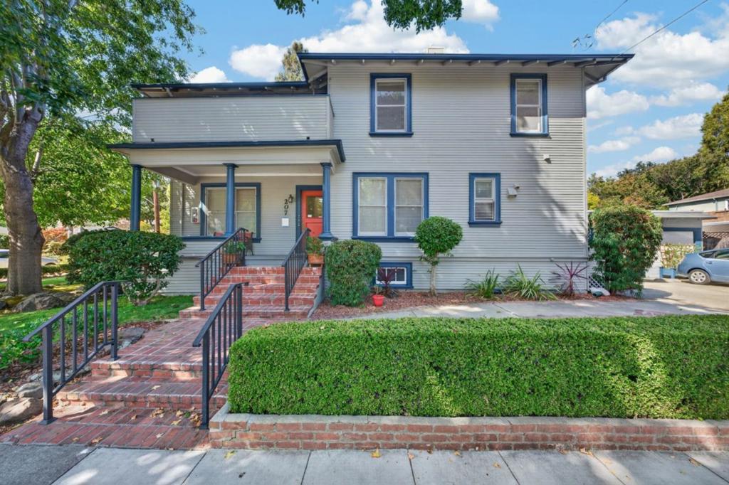 207 Hawthorne Avenue