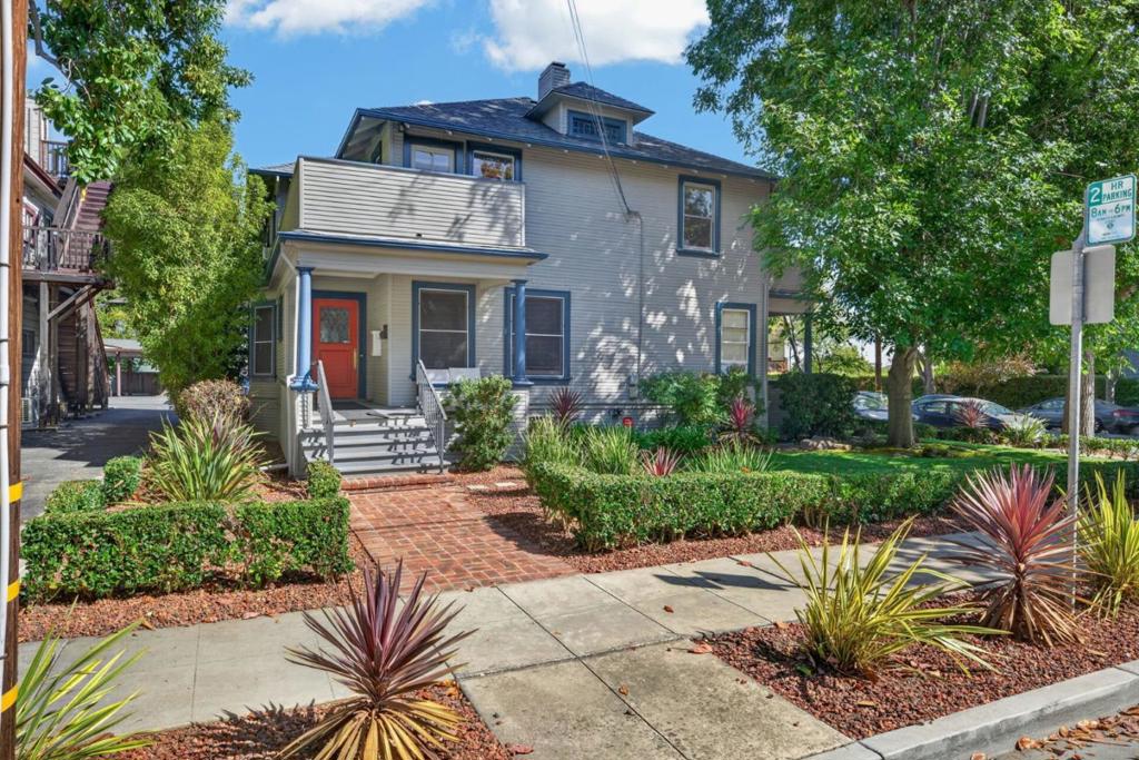 207 Hawthorne Avenue