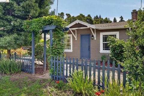 Photo of 6301 Hillmont Drive Dr, Oakland, CA 94605 (MLS # 41131370)