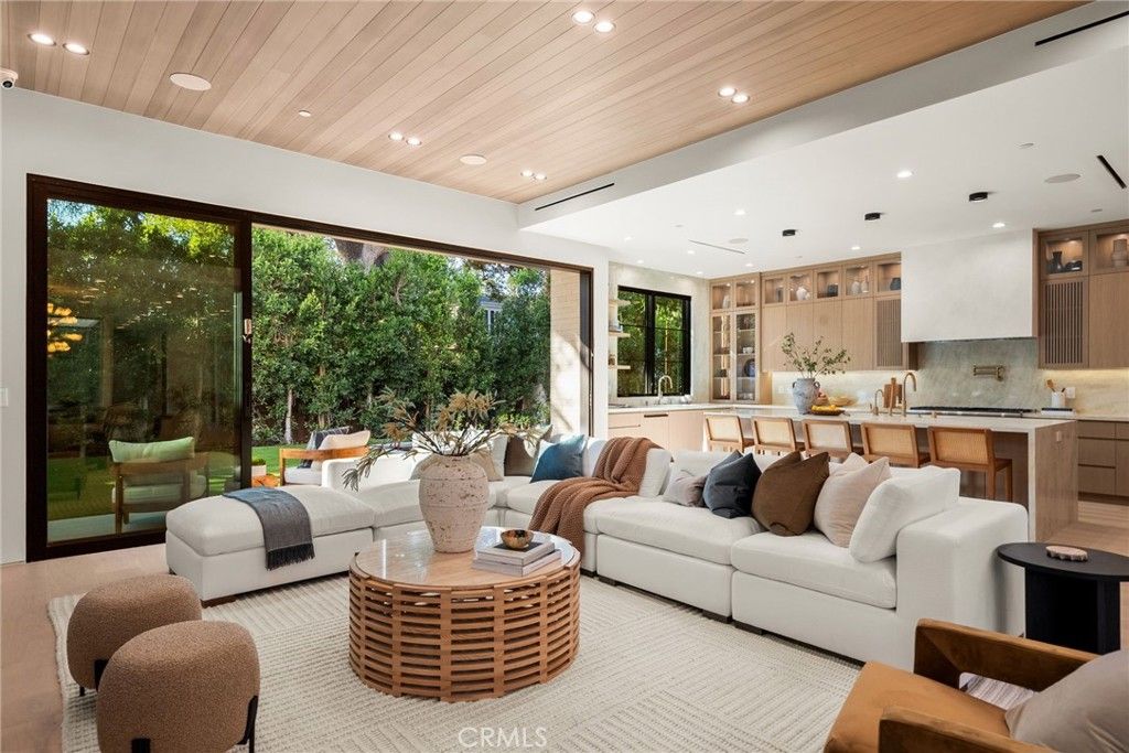 Photo of 4245 Bellaire Ave, Studio City, CA 91604 (MLS # SR26003115)