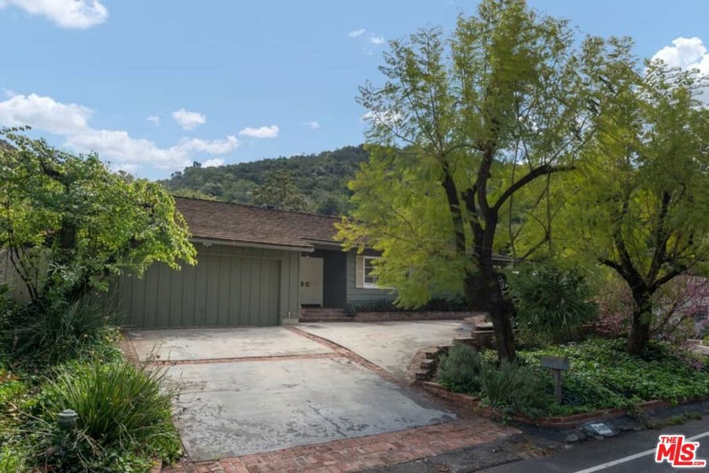 Photo of 3480 MANDEVILLE CANYON Road, Los Angeles, CA 90049 (MLS # 25577033)