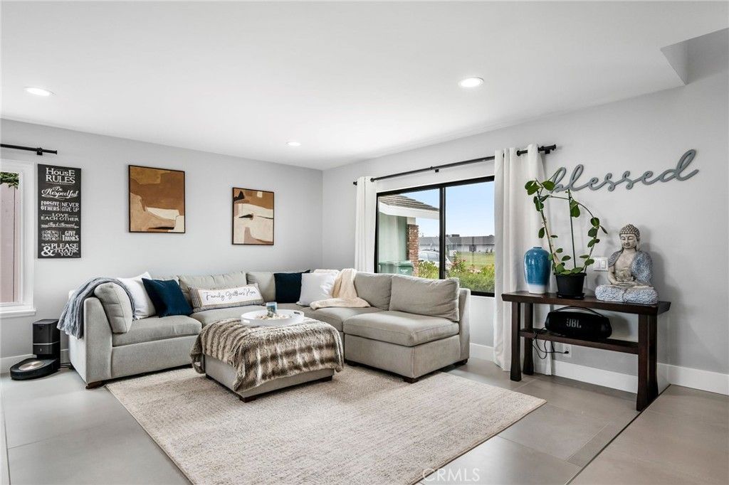 Photo of 6611 Crista Palma Dr, Huntington Beach, CA 92647 (MLS # OC25235397)