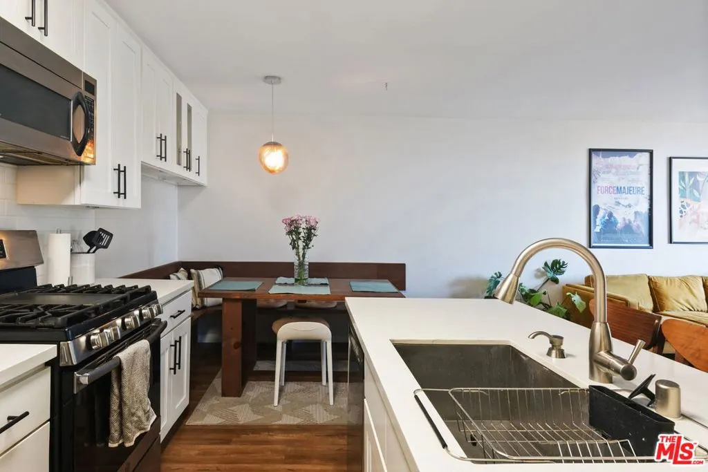 Los Angeles, California 90057, United States, 1 Bedroom Bedrooms, ,1 BathroomBathrooms,Residential,Active,226869