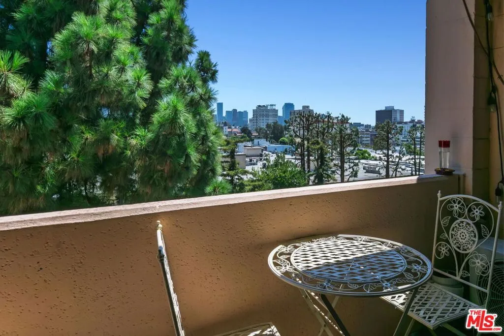 Los Angeles, California 90057, United States, 1 Bedroom Bedrooms, ,1 BathroomBathrooms,Residential,Active,226869