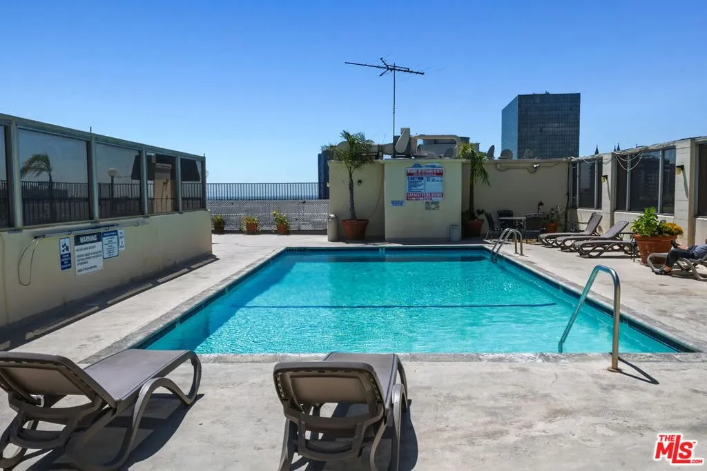 Los Angeles, California 90057, United States, 1 Bedroom Bedrooms, ,1 BathroomBathrooms,Residential,Active,226869