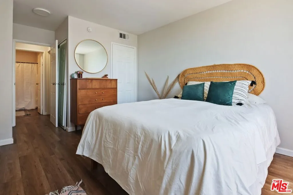 Los Angeles, California 90057, United States, 1 Bedroom Bedrooms, ,1 BathroomBathrooms,Residential,Active,226869