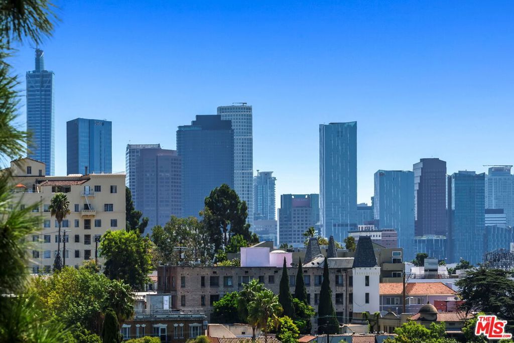 Photo of 421 S La Fayette Park Place #702, Los Angeles, CA 90057 (MLS # 25601103)