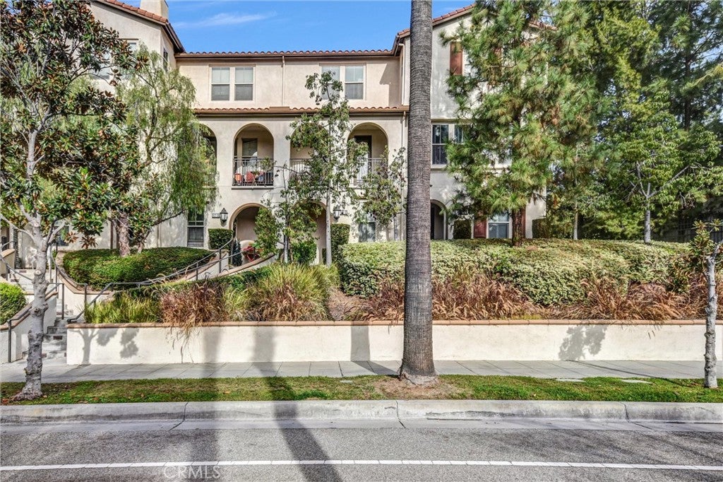 827 E Promenade St