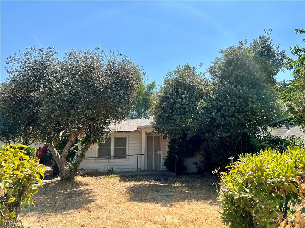 Contractors Special! 2 bedroom , 1 bath with detached garage situated on a generous 8,788 sq ft lot with alley access. This property offers endless potential ideal for RV, boat parking, possible ADU, or creating your own dream home. Sold as is and in need of plenty TLC. The lot features several mature fruit trees. Conveniently located near grocery stores, parks, schools and Highway 140 access.
