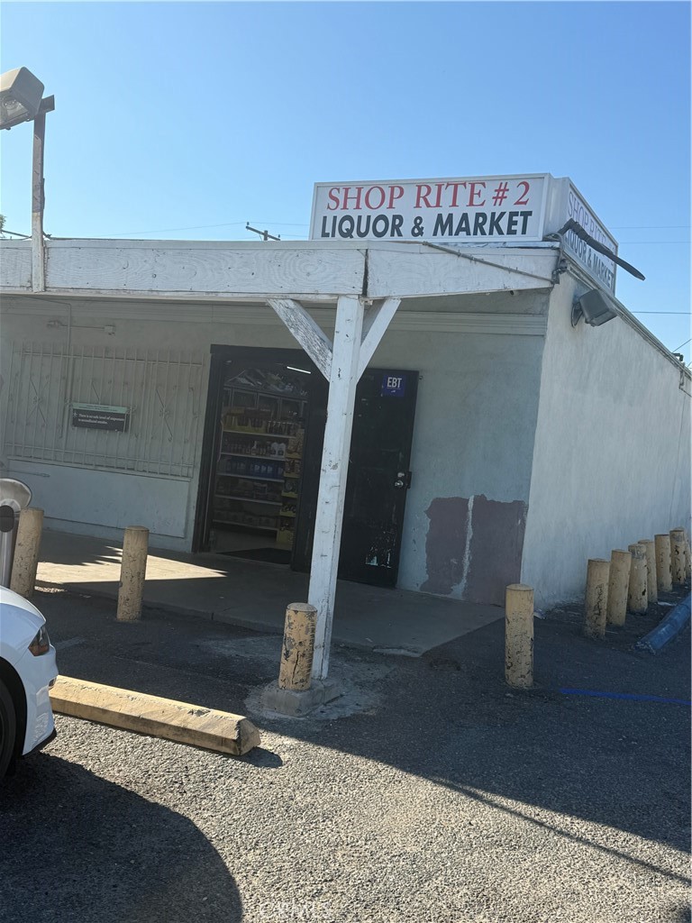 Excellent Business Oppurtunity. Current sale is 65k with the employees without lotto. lot of potential for the new owner. FULL 21 LIQUOR LICENSE. Current owner operating this market successfully from last 25 years. Open 7 days, situated in the residential area in San Bernardino.Please contact the listing Agent for more information. Inventory sold seperate.