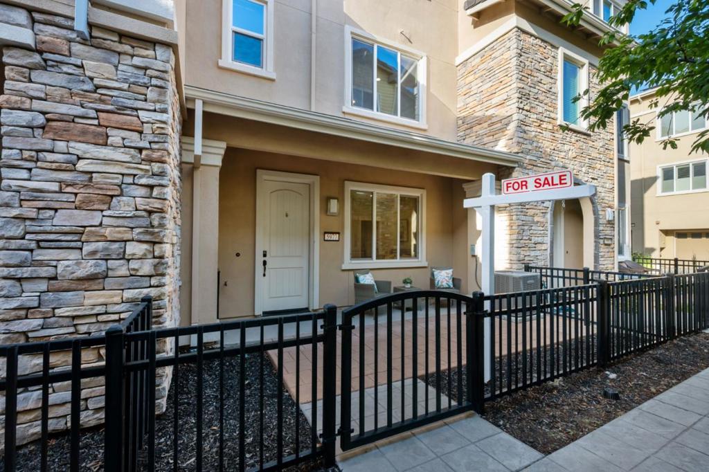 5977 Larkstone Loop