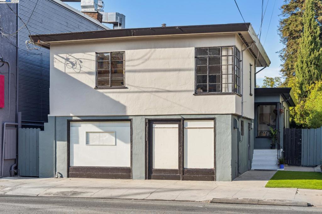 Great Investment Opportunity in Central Alameda - Duplex with one commercial space! Property features one ground-floor commercial space and two residential units above. The upper A unit is 1 bed/ 1 bath sunny and spacious. Unit B offers 2 spacious bedrooms and 1 bath with recent makeover. All separate meters. Outdoor space. Central location with excellent street visibility for the commercial unit and comfortable living spaces above. Close to proximity to schools, transportation and Park St.