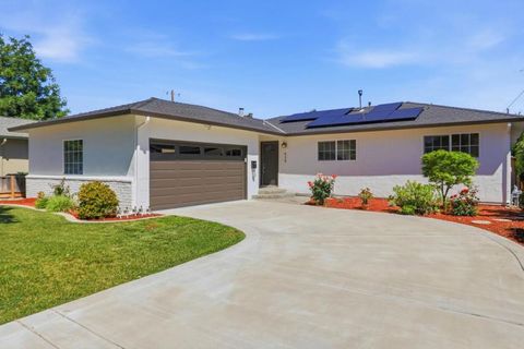 Photo of 939 Kingfisher Drive, San Jose, CA 95125 (MLS # ML82045262)