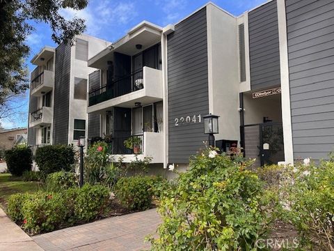 Photo of 22041 Costanso #103, Woodland Hills, CA 91364 (MLS # SR25270624)