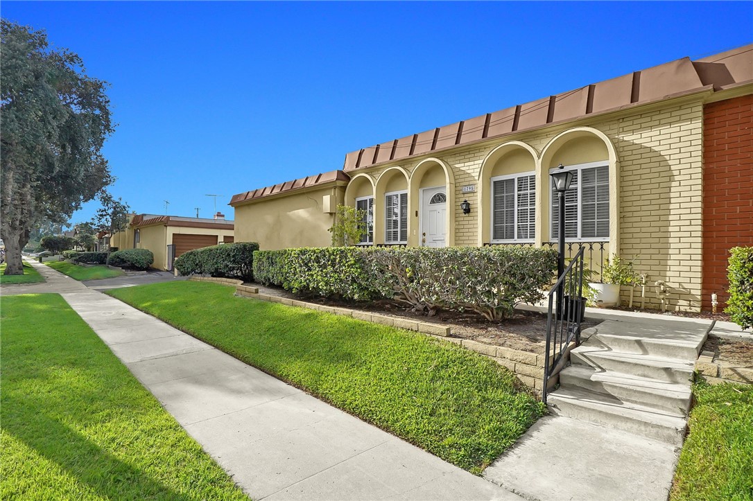 1795 W Glenoaks Avenue