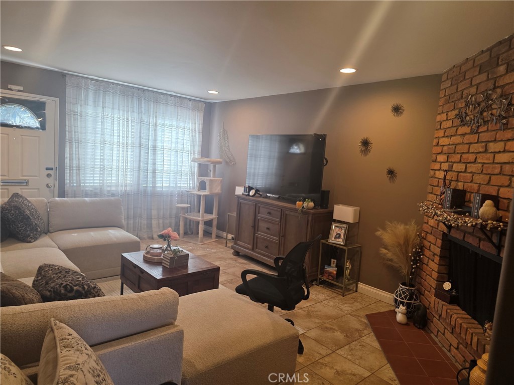 1795 W Glenoaks Avenue