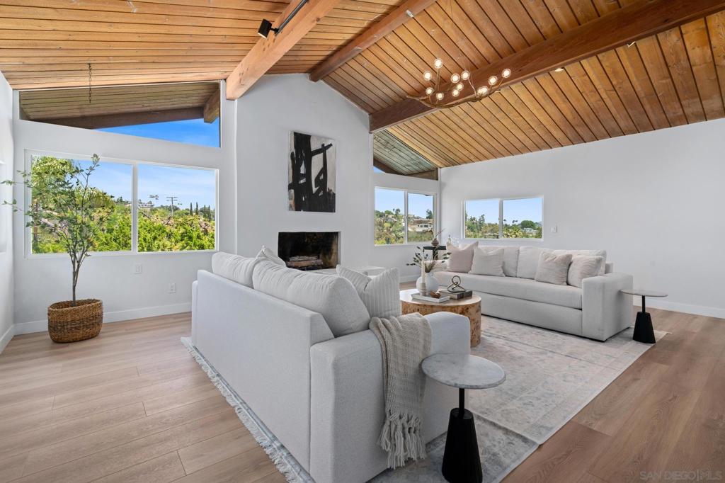 4242 Avenida Gregory