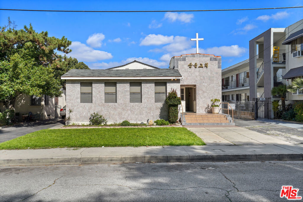 Main image without alt text