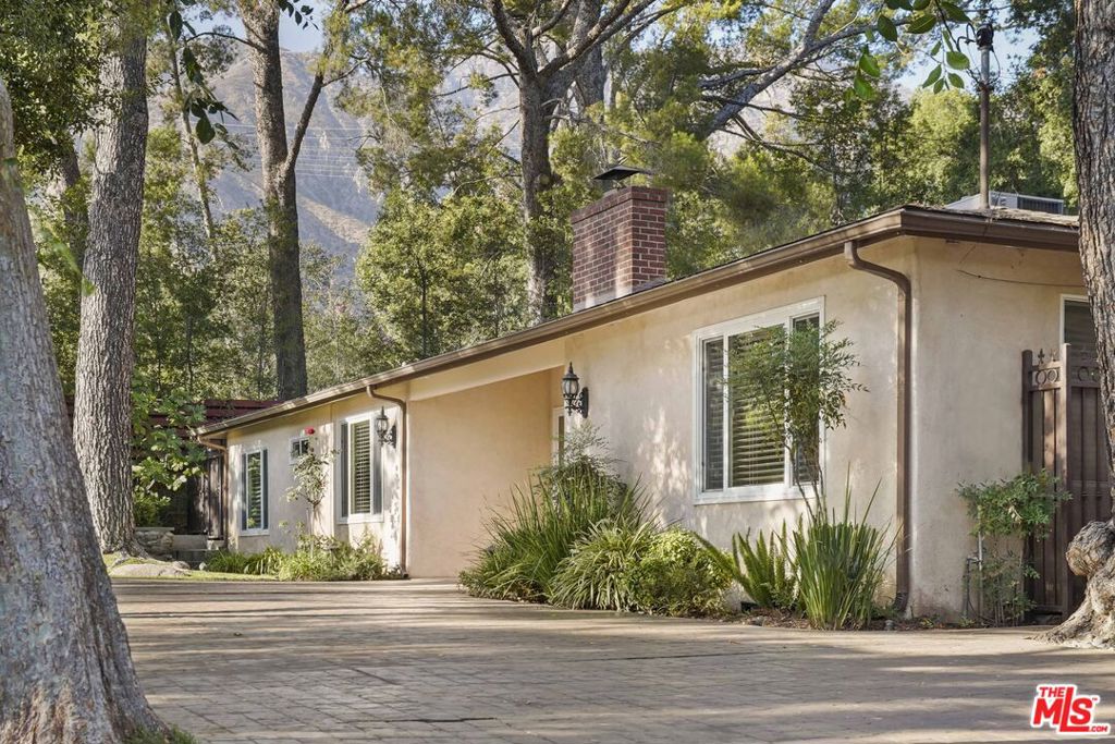 2452 N Altadena Drive