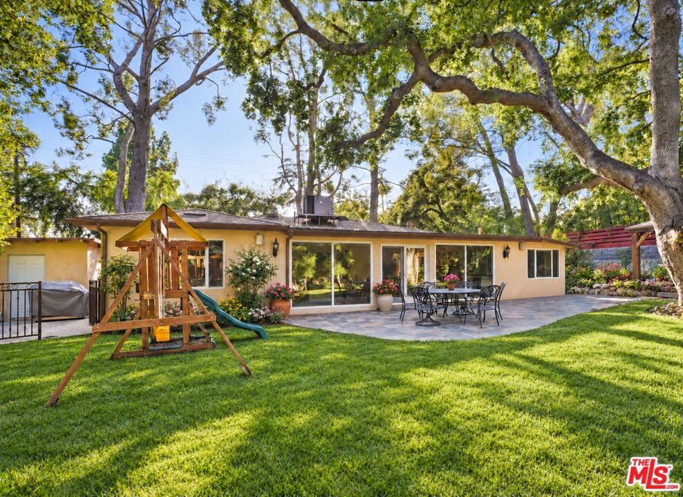 2452 N Altadena Drive