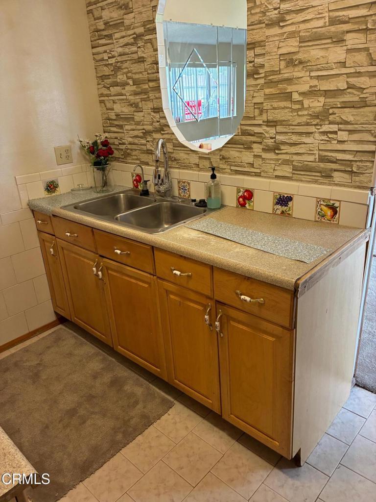 702 W Hemlock Street