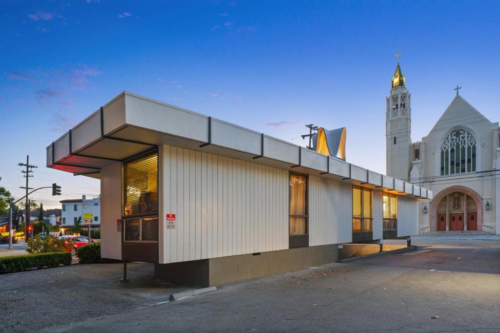 90 El Camino Real